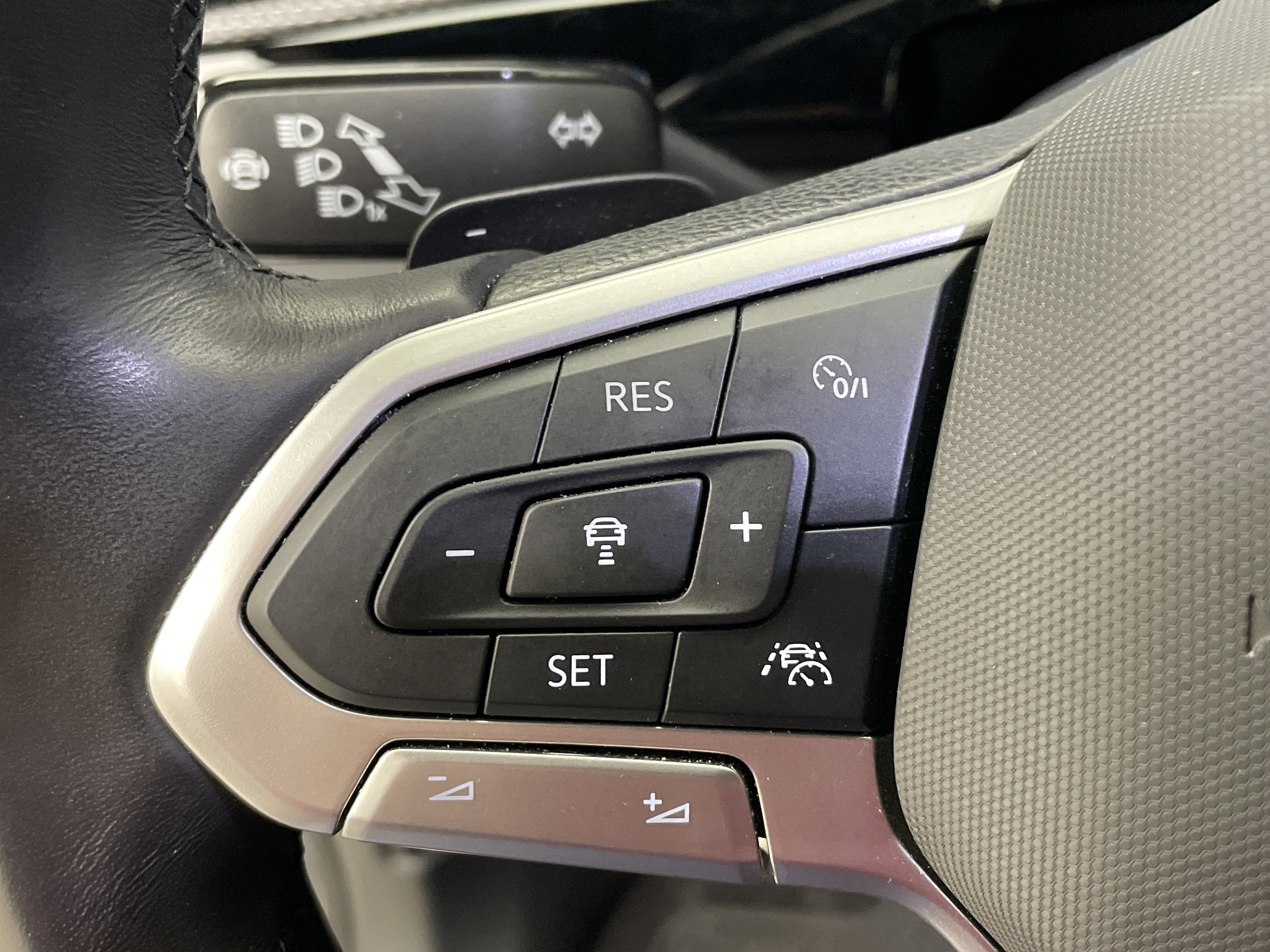 2024 Volkswagen Atlas Cross Sport 2.0T SEL Premium R-Line