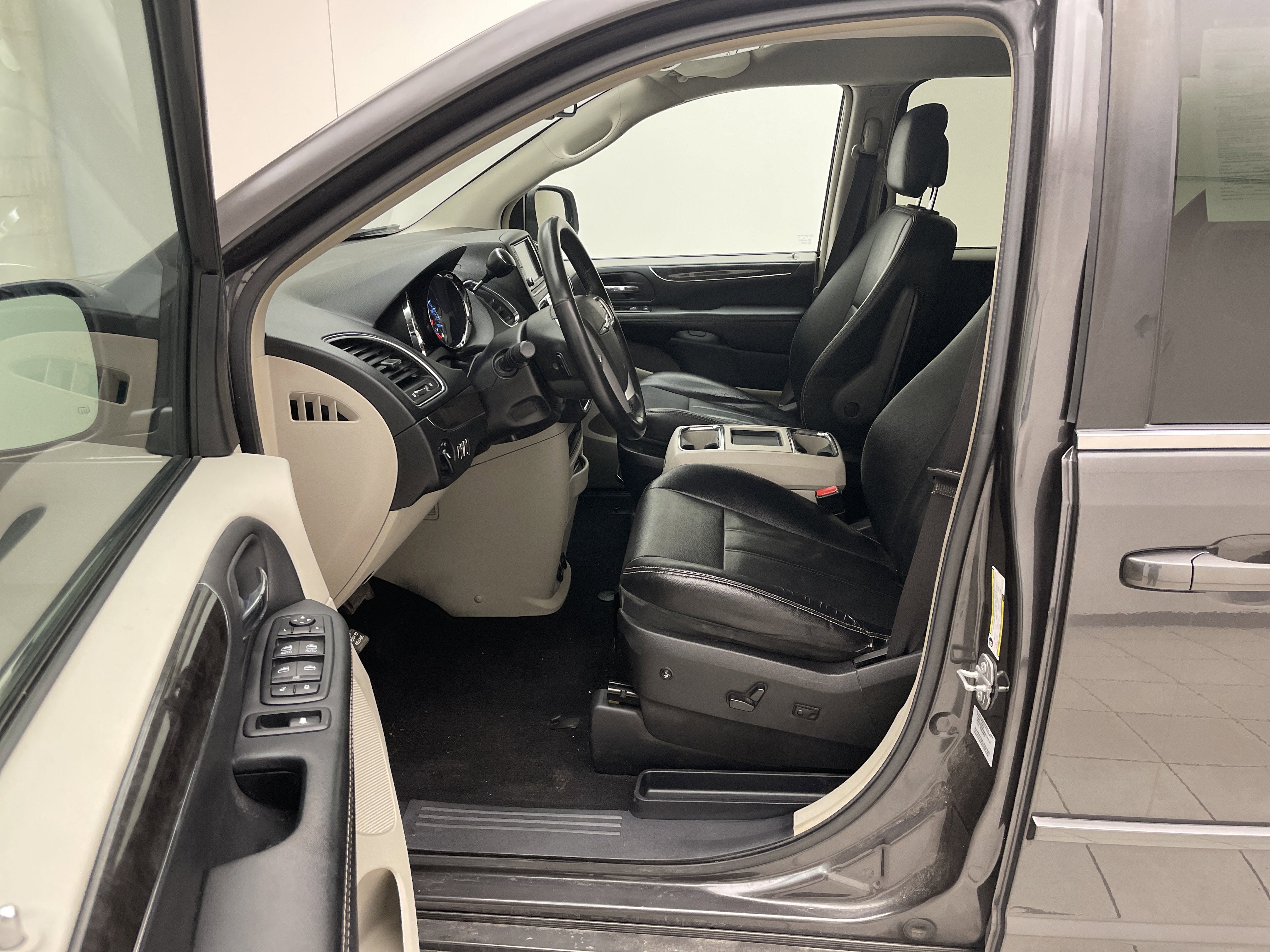 2015 Chrysler Town & Country LX